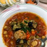 鶏団子入り食べるトマトスープ